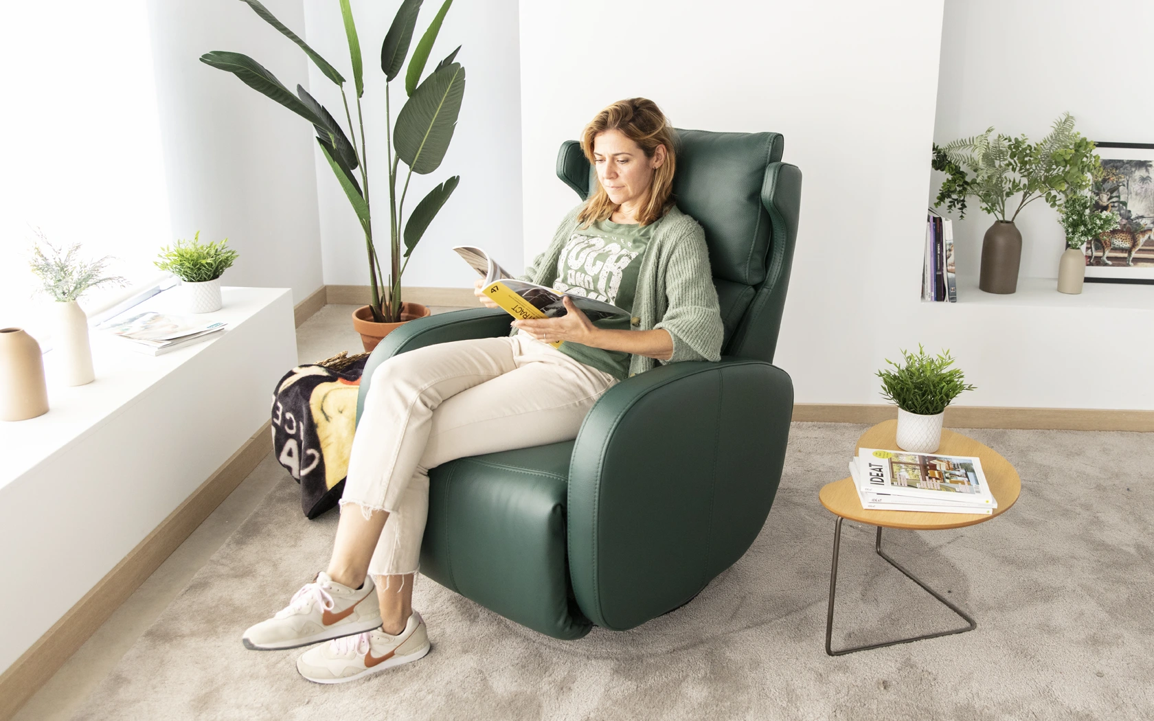 Fama Kim Electric Relax Armchair in Dalmata Leather - Image 2