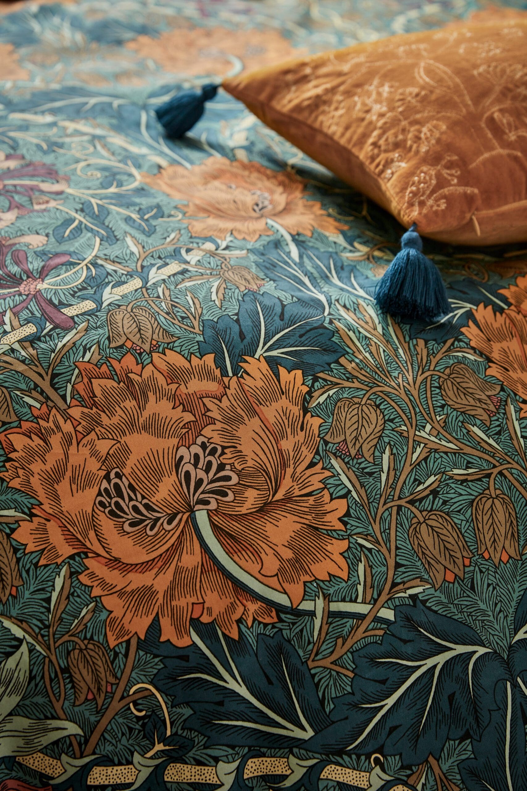 Morris & Co Honeysuckle & Tulip Duvet Set Superking - Image 3