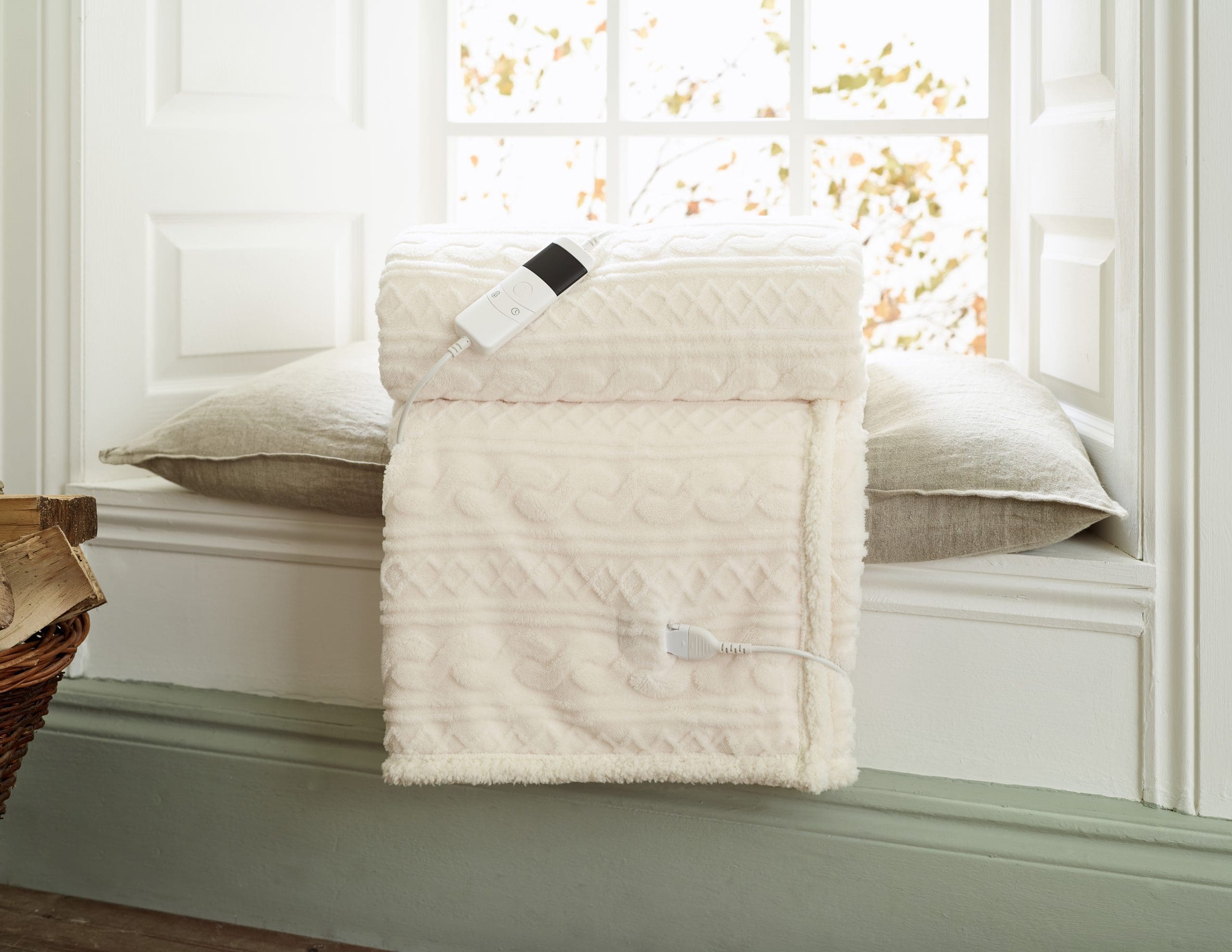 Deyongs Cream Cable Heated Sherpa Throw - Image 2