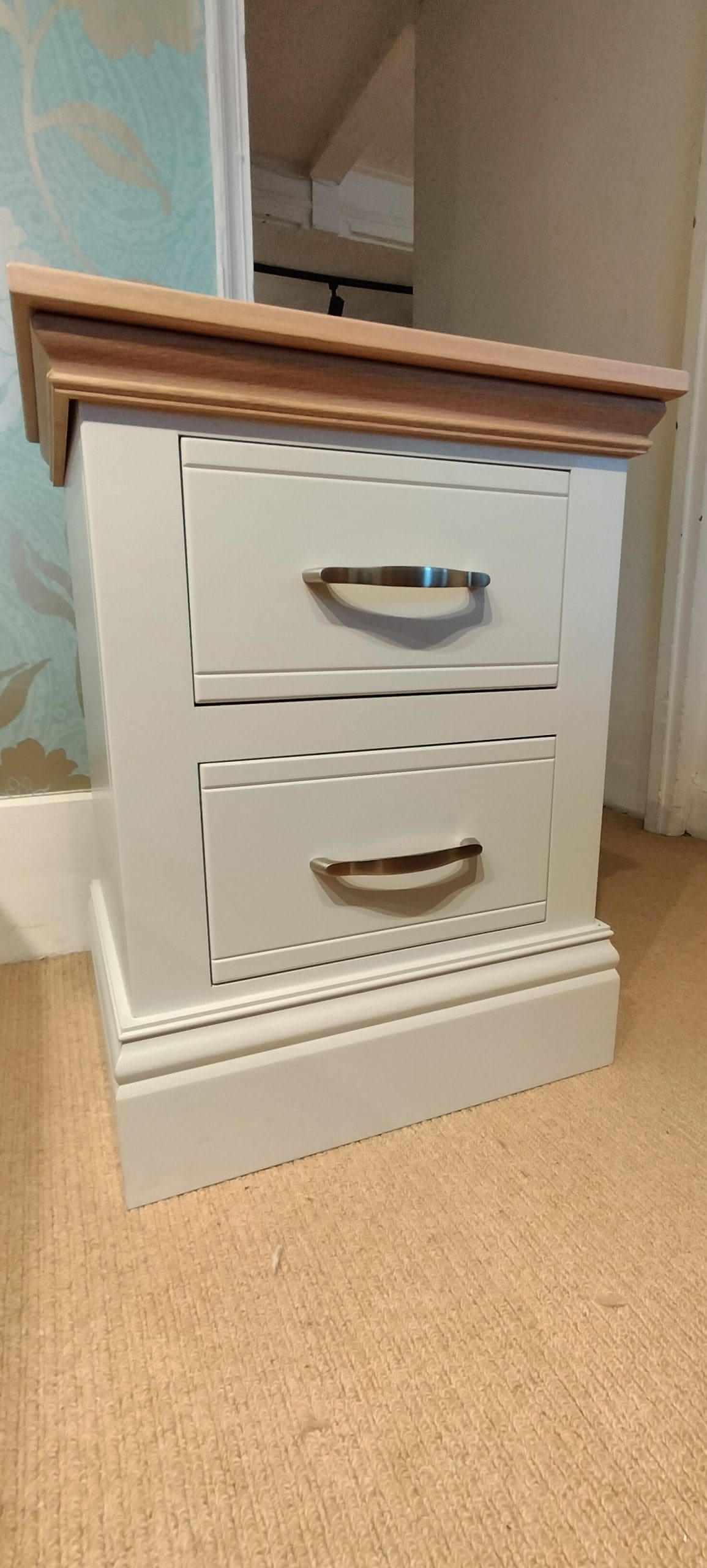 Ex Display Hill And Hunter New England Oak Cap Small 2-Drawer Bedside Chest No1