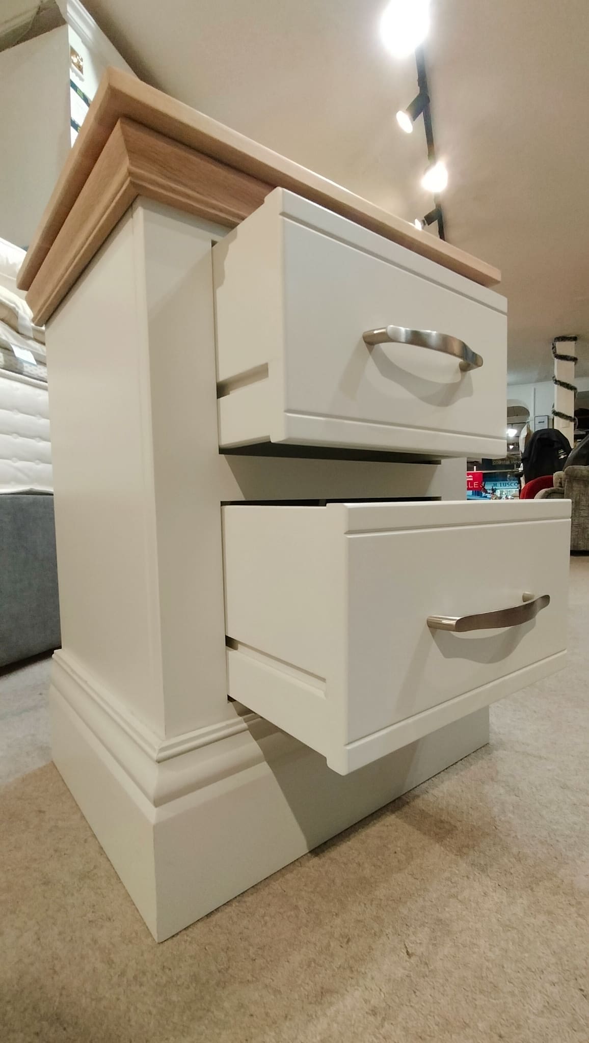 Ex Display Hill And Hunter New England Oak Cap Small 2-Drawer Bedside Chest No1 - Image 4