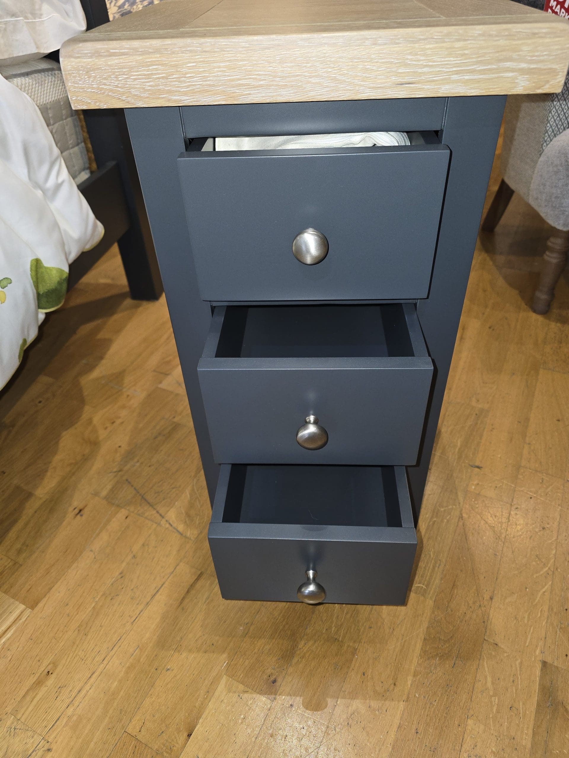 Ex Display Peter Betteridge Hope Cove Compact 3-Drawer Bedside in Raven No1 - Image 2