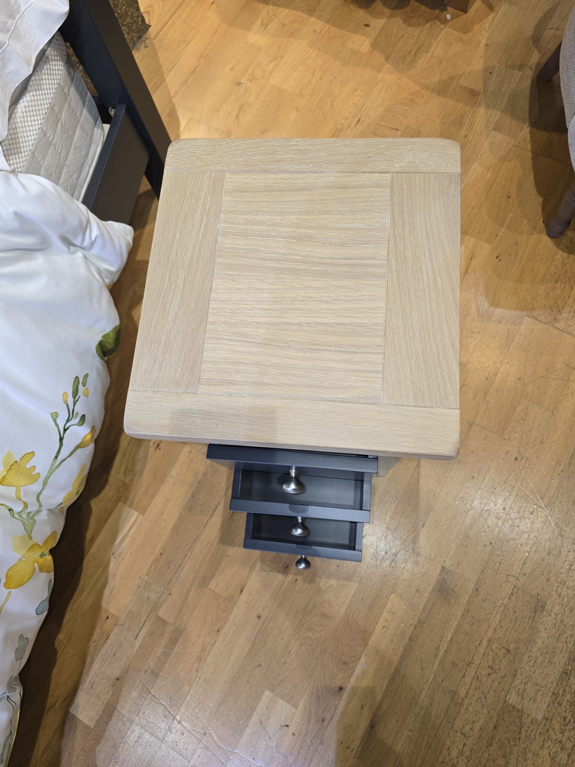 Ex Display Peter Betteridge Hope Cove Compact 3-Drawer Bedside in Raven No1 - Image 3