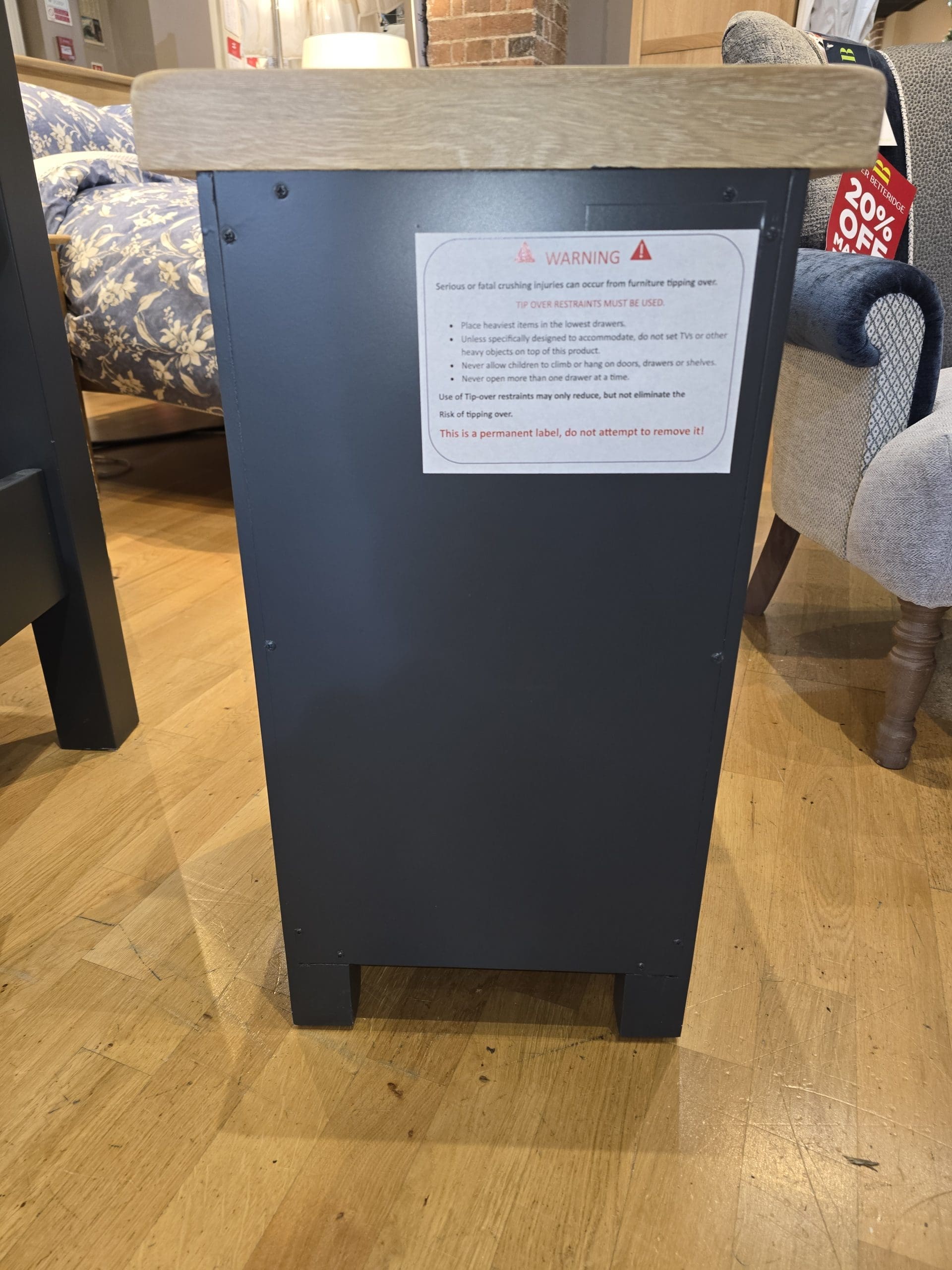 Ex Display Peter Betteridge Hope Cove Compact 3-Drawer Bedside in Raven No1 - Image 5