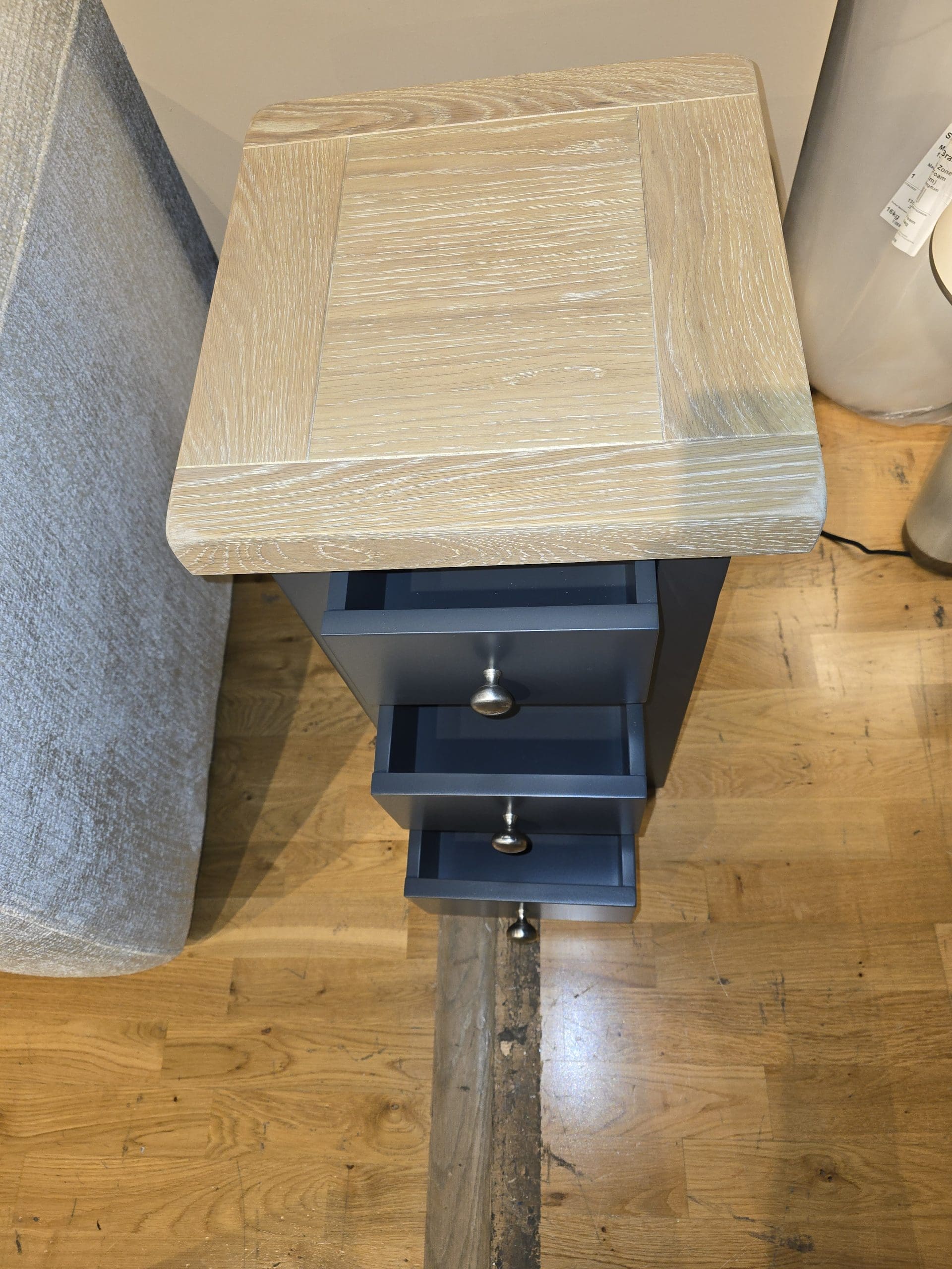 Ex Display Peter Betteridge Hope Cove Compact 3-Drawer Bedside in Raven No2 - Image 2